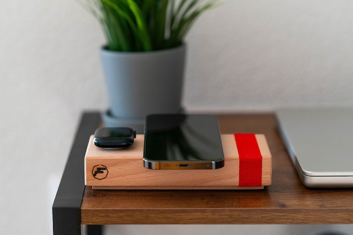 Formschöne Ladestation für iPhone und Apple Watch