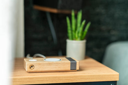 Handgefertigtes Ladebrett aus Eichenholz von FLO’S HOLZDESIGN für iPhone und Apple Watch