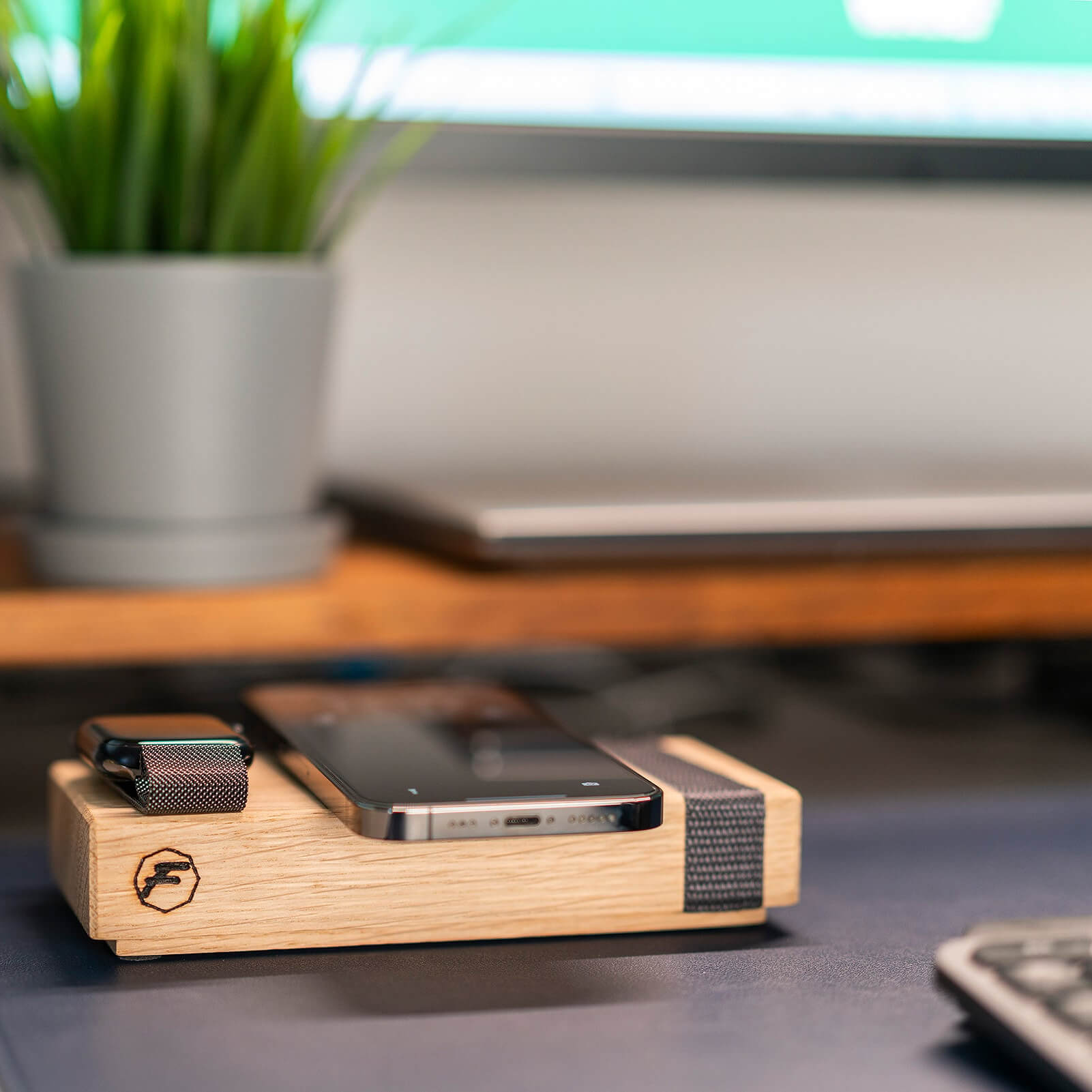 Handgefertigtes Ladebrett aus Eichenholz von FLO’S HOLZDESIGN für iPhone und Apple Watch