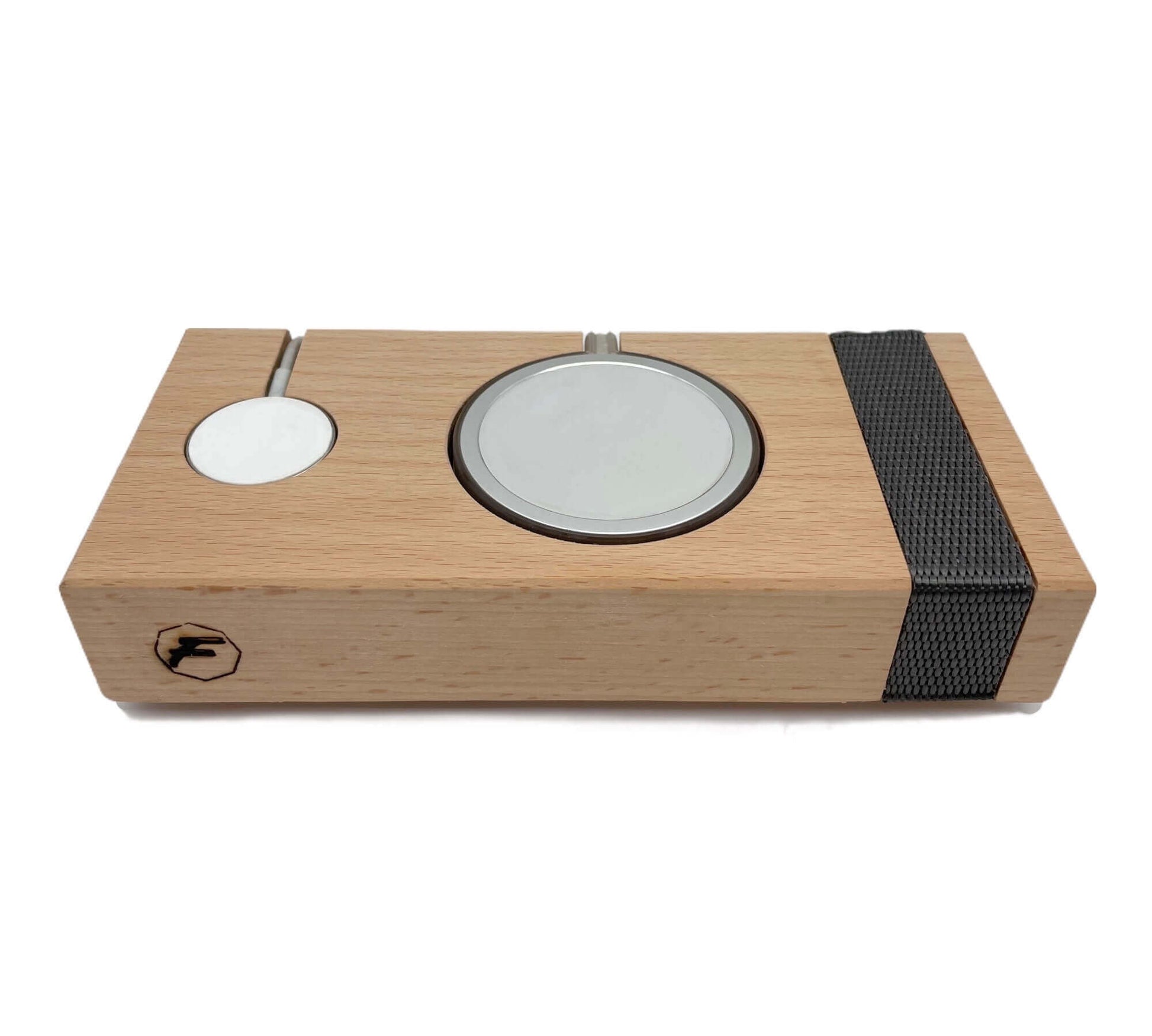 Handgefertigtes Ladebrett aus Eichenholz von FLO’S HOLZDESIGN für iPhone und Apple Watch