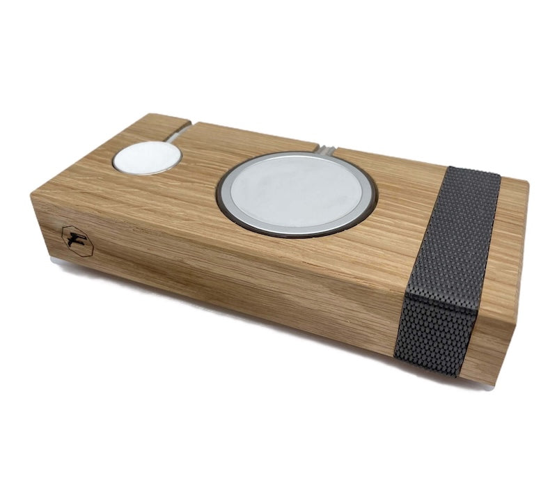 Handgefertigtes Ladebrett aus Eichenholz von FLO’S HOLZDESIGN für iPhone und Apple Watch