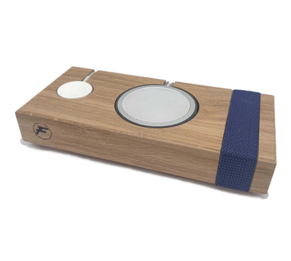 Handgefertigtes Ladebrett aus Eichenholz von FLO’S HOLZDESIGN für iPhone und Apple Watch
