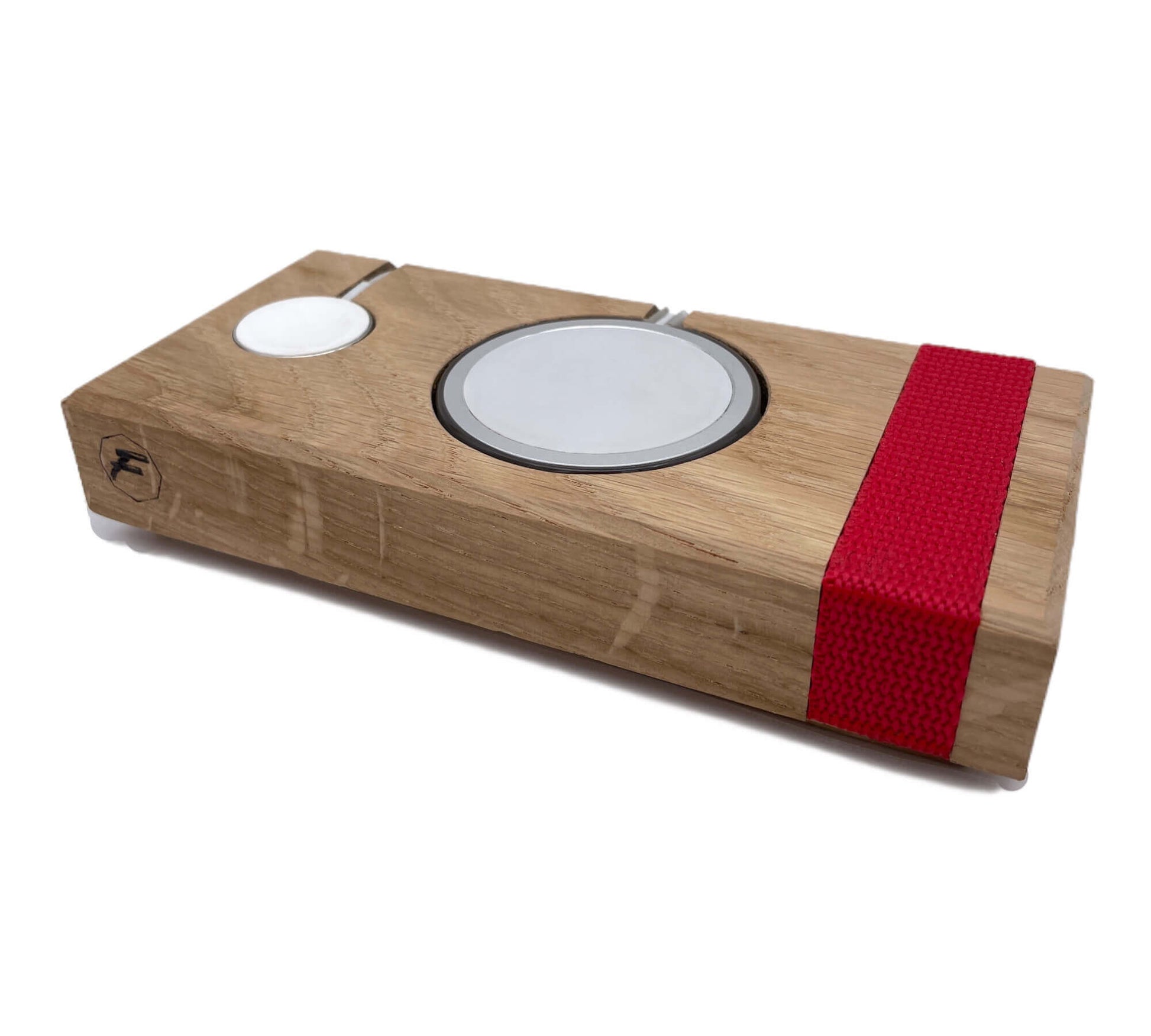 Handgefertigtes Ladebrett aus Eichenholz von FLO’S HOLZDESIGN für iPhone und Apple Watch
