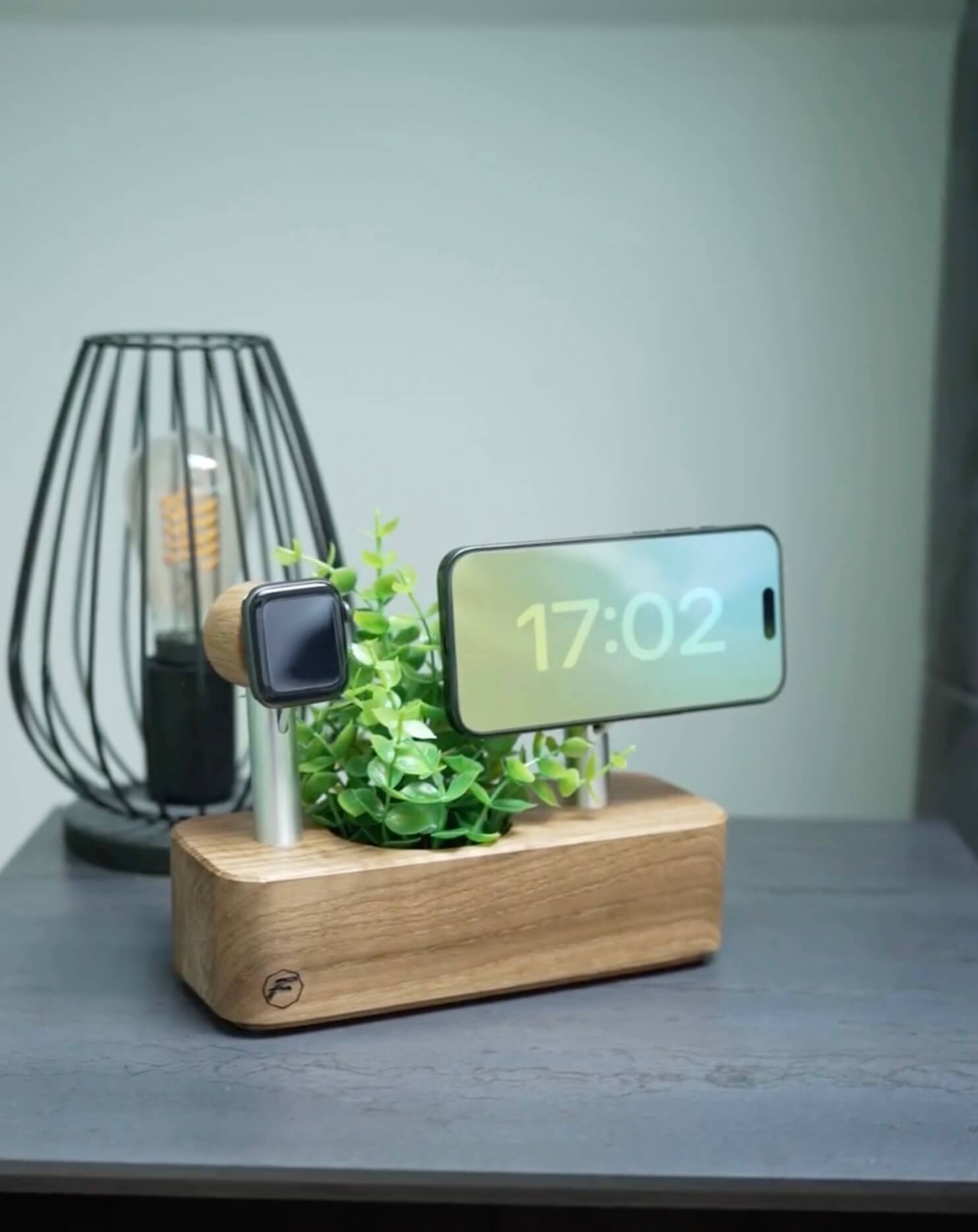 Design Video Ladestation iPhone und Apple Watch aus Holz
